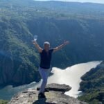 vista de cima com reflexo deslumbrante do sol no rio Sil na região vitivinícola da ribeira sacra na espanha uma fotografia de Flávia da empresa Sommways a faze visitas e provas de vinhos