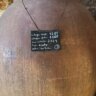 Detalhe da placa escrita à mão, com informações do vinho que está a fermentar numa Talha de barro, também chamada de ânfora. Estes recipientes são usados para fazer vinho de talha, na região de vinhos do Alentejo.