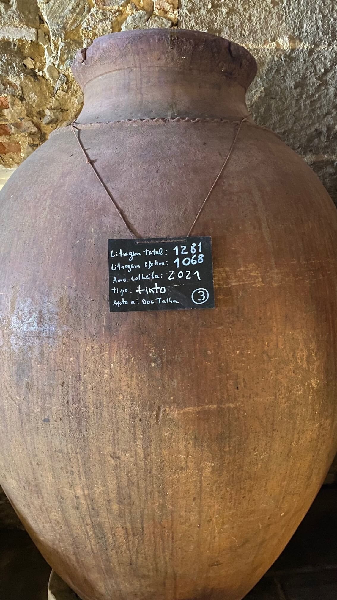 Detalhe da placa escrita à mão, com informações do vinho que está a fermentar numa Talha de barro, também chamada de ânfora. Estes recipientes são usados para fazer vinho de talha, na região de vinhos do Alentejo.