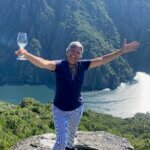 vista de cima com reflexo deslumbrante do sol no rio Sil na região vitivinícola da ribeira sacra na Espanha uma fotografia de Flávia da Sommelier da Sommways a fazer visitas e provas de vinhos
